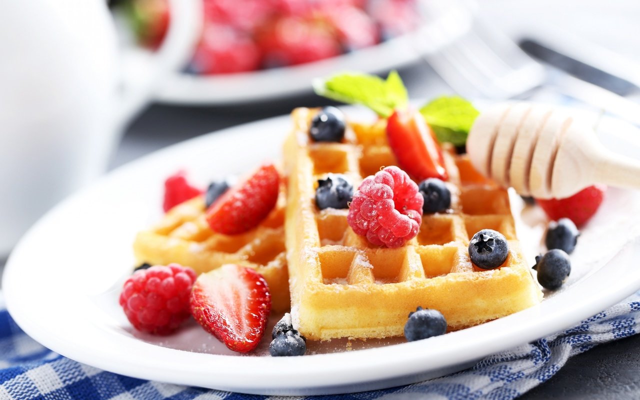 Обои малина, клубника, ягоды, черника, завтрак, вафли, raspberry, strawberry, berries, blueberries, breakfast, waffles разрешение 2880x1800 Загрузить