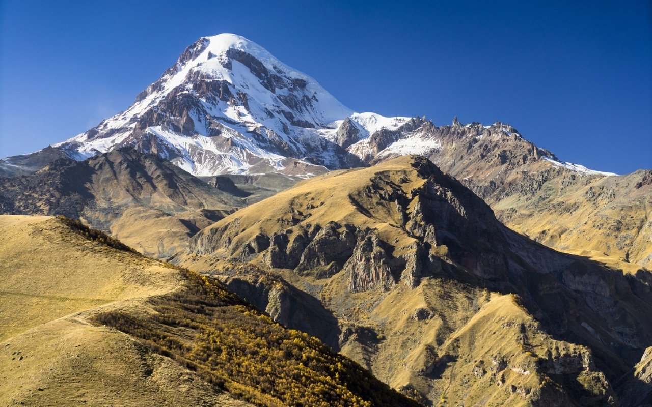 Обои горы, грузия, кавказ, казбек, гергети, alex tsarfin, mountains, georgia, the caucasus, kazbek, gergeti разрешение 1920x1281 Загрузить