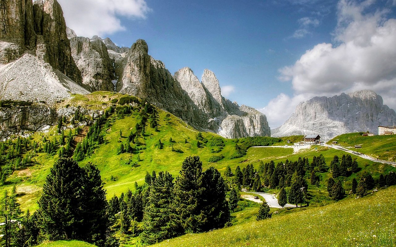 Обои небо, val gardena, облака, деревья, горы, природа, пейзаж, на природе, доломитовые альпы, dolomites, the sky, clouds, trees, mountains, nature, landscape, the dolomites разрешение 3008x2000 Загрузить