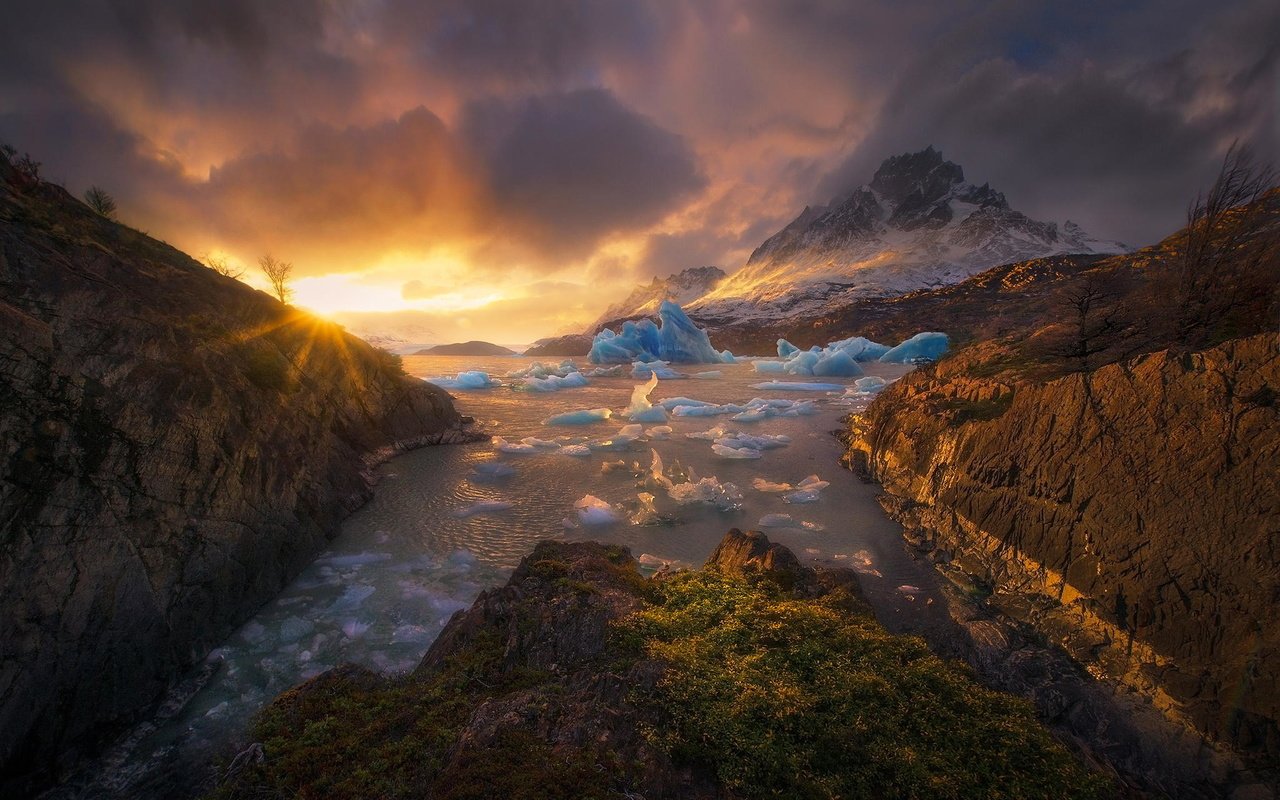 Обои горы, закат, лёд, чили, патагония, торрес-дель-пайне, marc adamus, mountains, sunset, ice, chile, patagonia, torres del paine разрешение 2048x1371 Загрузить