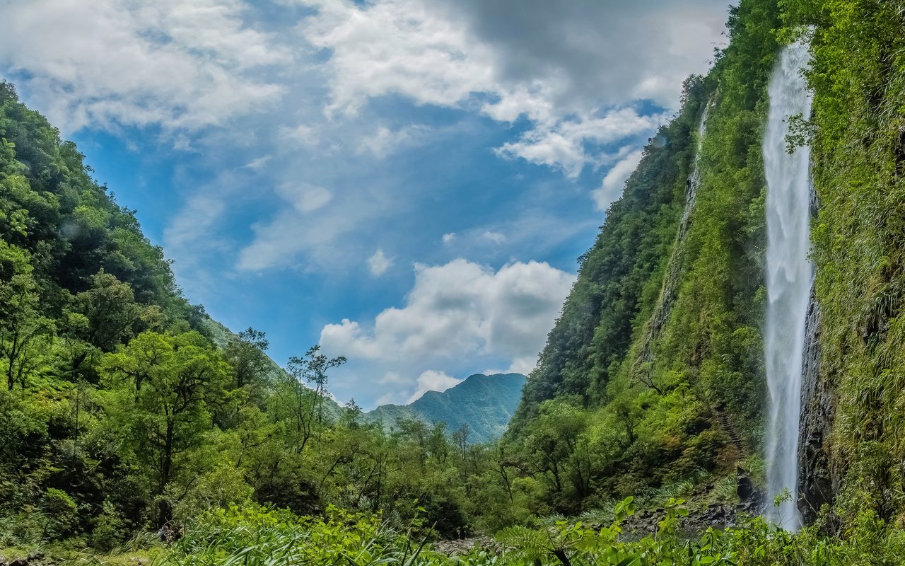 Обои небо, облака, деревья, гора, водопад, облака. растения, the sky, clouds, trees, mountain, waterfall, clouds. plants разрешение 4005x2375 Загрузить