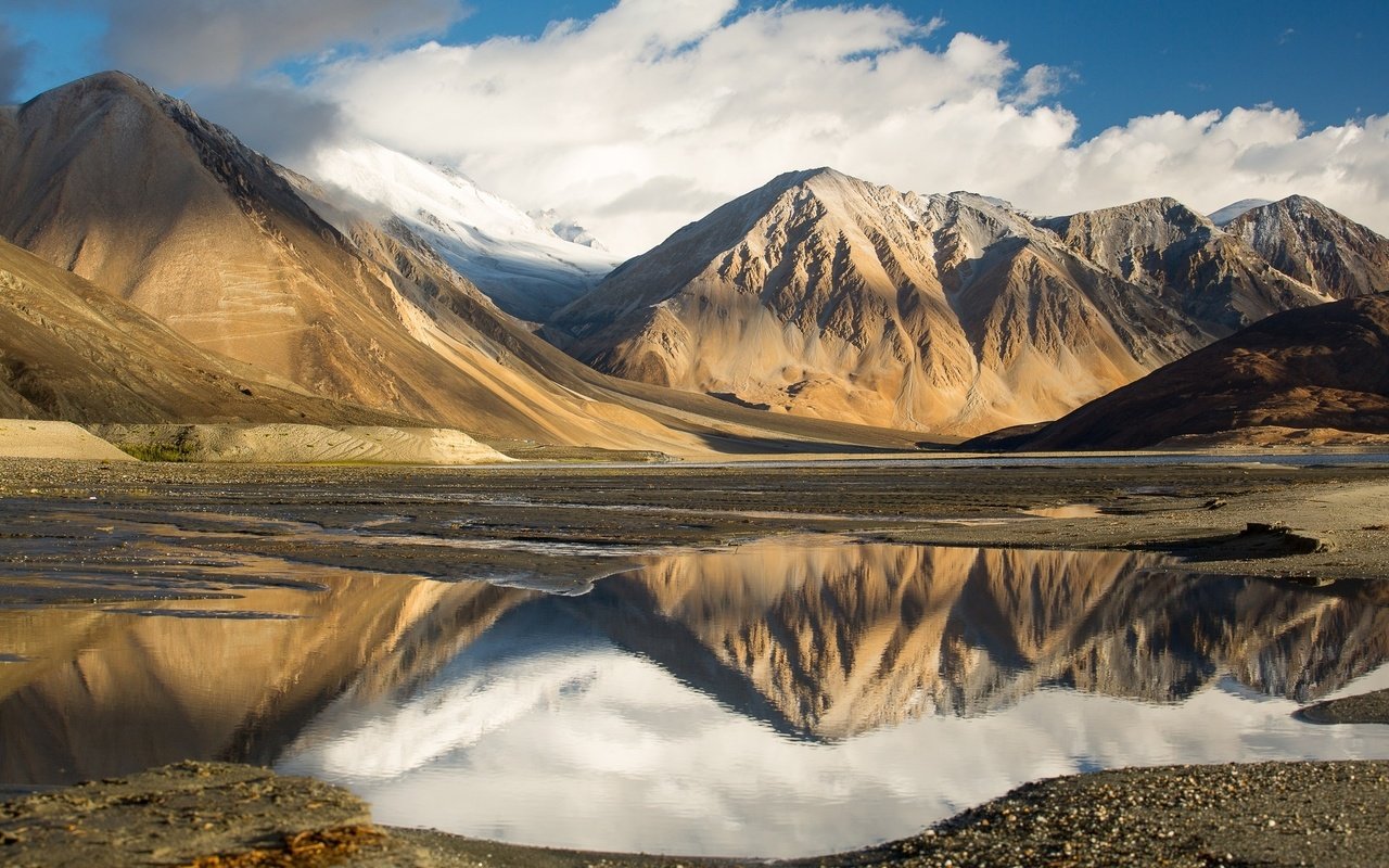 Обои небо, облака, озеро, горы, отражение, тибет, the sky, clouds, lake, mountains, reflection, tibet разрешение 1920x1280 Загрузить