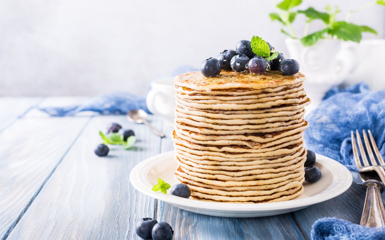 Обои дерево, стол, вилка, ягоды, черника, мед, блинчики, блины, tree, table, plug, berries, blueberries, honey, pancakes разрешение 5635x3757 Загрузить