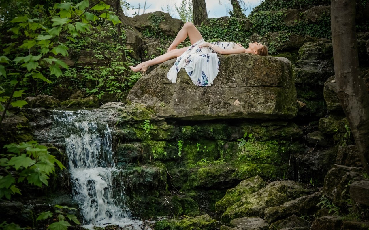 Обои природа, камни, девушка, настроение, поза, водопад, модель, ele gance, nature, stones, girl, mood, pose, waterfall, model разрешение 2048x1356 Загрузить