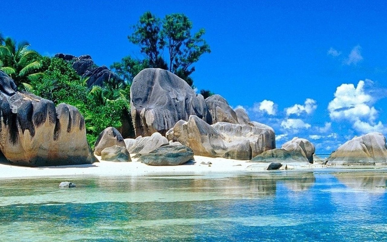 Обои скалы, природа, пляж, остров, тропики, сейшельские острова, ла-диг, rocks, nature, beach, island, tropics, seychelles, la digue разрешение 2560x1080 Загрузить