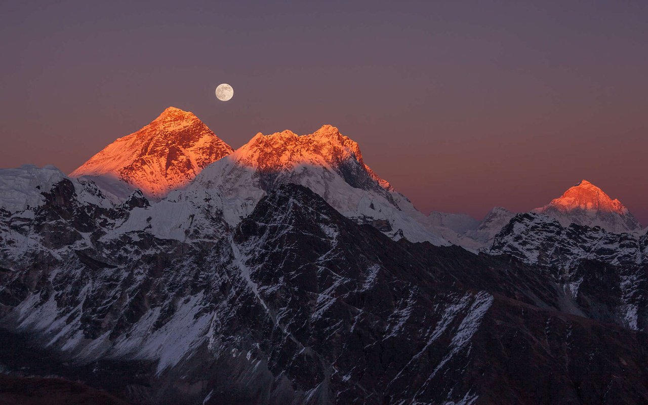 Обои горы, пейзаж, луна, эверест, alexey senin, mountains, landscape, the moon, everest разрешение 1920x1200 Загрузить