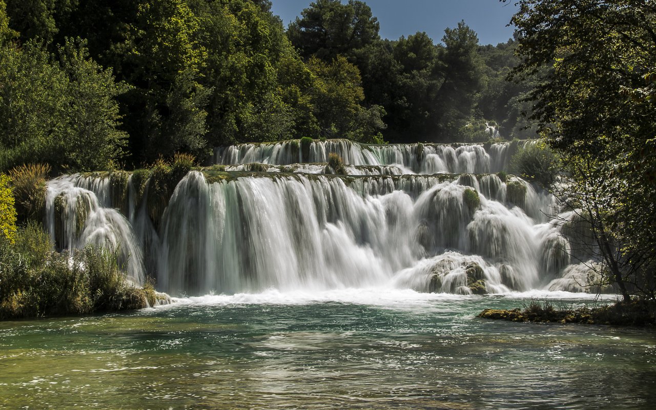 Обои деревья, река, лес, водопад, хорватия, солнечно, krka national park, trees, river, forest, waterfall, croatia, sunny разрешение 4000x2670 Загрузить