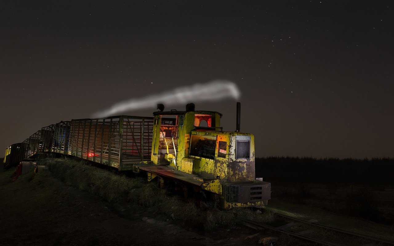 Обои ночь, железная дорога, поезд, локомотив, средство передвижения, night, railroad, train, locomotive, vehicle разрешение 2048x1152 Загрузить