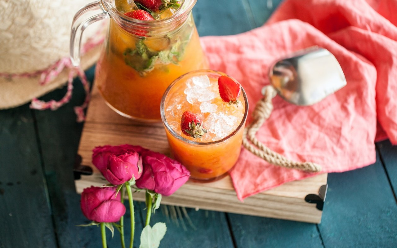 Обои цветы, напиток, розы, клубника, лёд, ягоды, сок, лимонад, flowers, drink, roses, strawberry, ice, berries, juice, lemonade разрешение 2048x1365 Загрузить