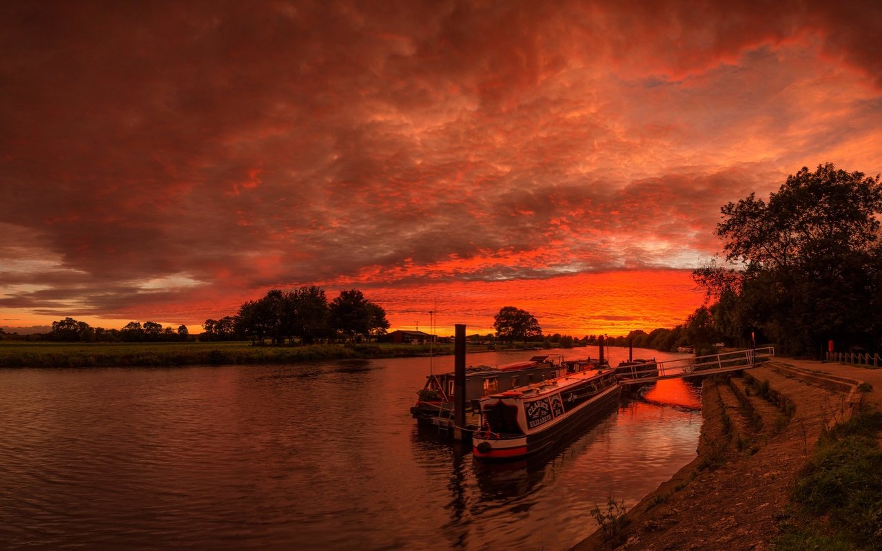 Обои река, корабль, англия, зарево, дербишир, river, ship, england, glow, derbyshire разрешение 2048x1261 Загрузить