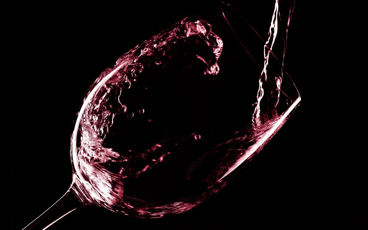 Обои бокал, черный фон, вино, glass, black background, wine разрешение 2560x1920 Загрузить