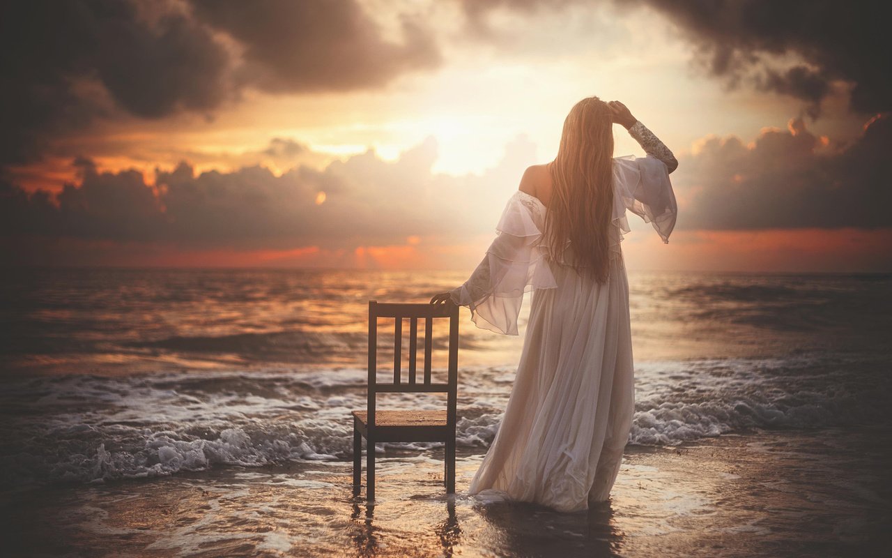 Обои девушка, настроение, море, платье, рассвет, стул, girl, mood, sea, dress, dawn, chair разрешение 1920x1200 Загрузить