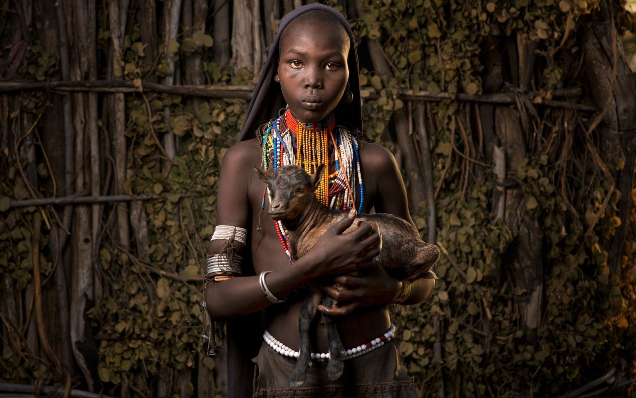Обои взгляд, девочка, африка, лицо, козленок, look, girl, africa, face, goat разрешение 2500x1788 Загрузить