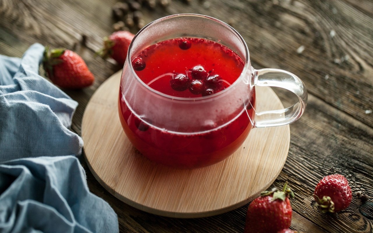 Обои напиток, клубника, ягоды, чашка, чай, брусника, drink, strawberry, berries, cup, tea, cranberries разрешение 3000x1972 Загрузить