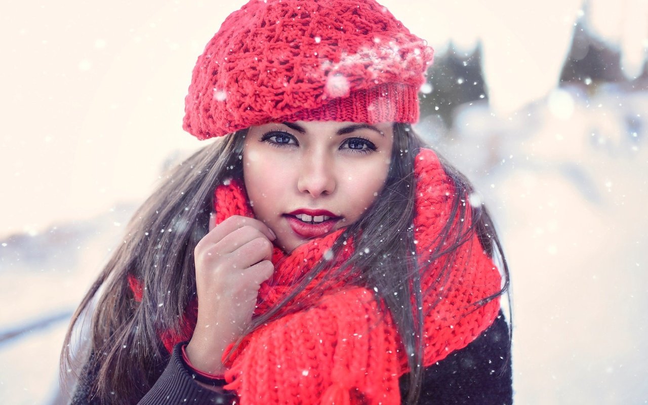 Обои снег, шарф, зима, девушка, брюнетка, взгляд, волосы, лицо, берет, snow, scarf, winter, girl, brunette, look, hair, face, takes разрешение 2048x1367 Загрузить