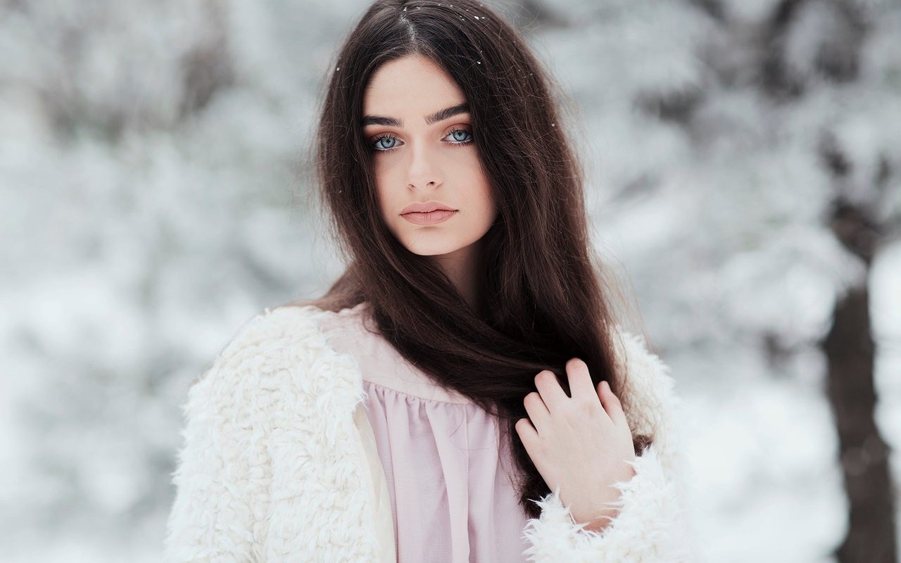 Обои зима, девушка, брюнетка, взгляд, волосы, лицо, шуба, winter, girl, brunette, look, hair, face, coat разрешение 2000x1333 Загрузить