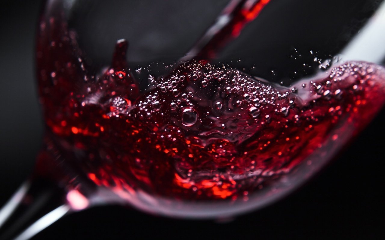 Обои бокал, вино, красное вино, крупным планом, glass, wine, red wine, closeup разрешение 2560x1707 Загрузить