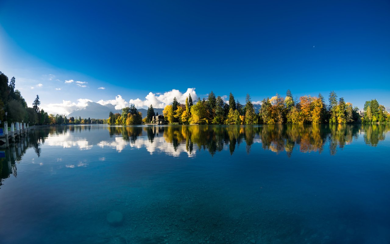 Обои небо, samuel hess, облака, озеро, природа, лес, отражение, пейзаж, осень, the sky, clouds, lake, nature, forest, reflection, landscape, autumn разрешение 3840x2400 Загрузить