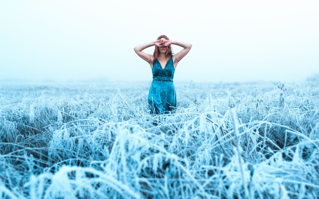 Обои трава, девушка, платье, поле, иней, холод, синее платье, lizzy gadd, grass, girl, dress, field, frost, cold, blue dress разрешение 2048x1365 Загрузить