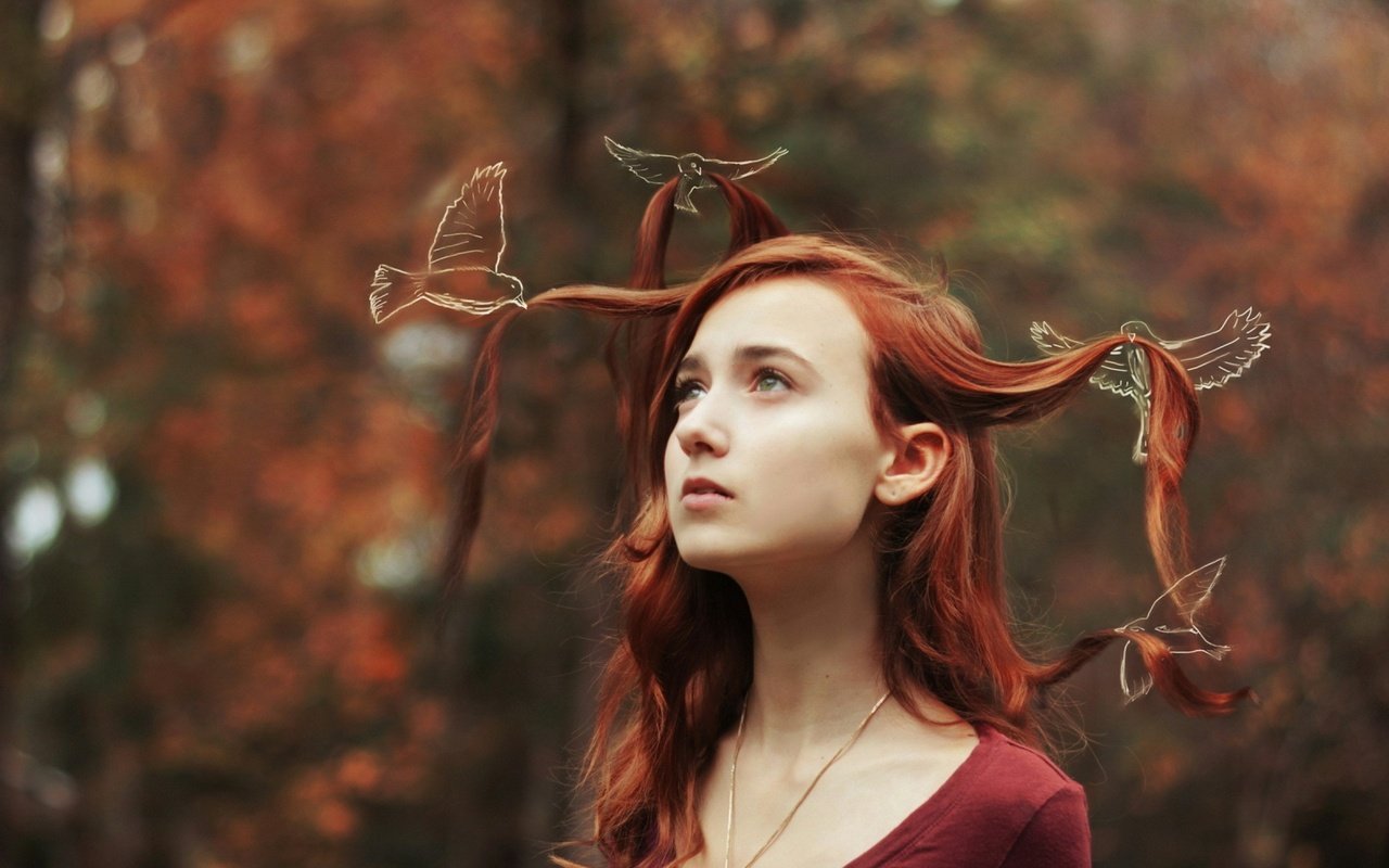 Обои лес, девушка, портрет, рыжая, птицы, волосы, forest, girl, portrait, red, birds, hair разрешение 1920x1200 Загрузить