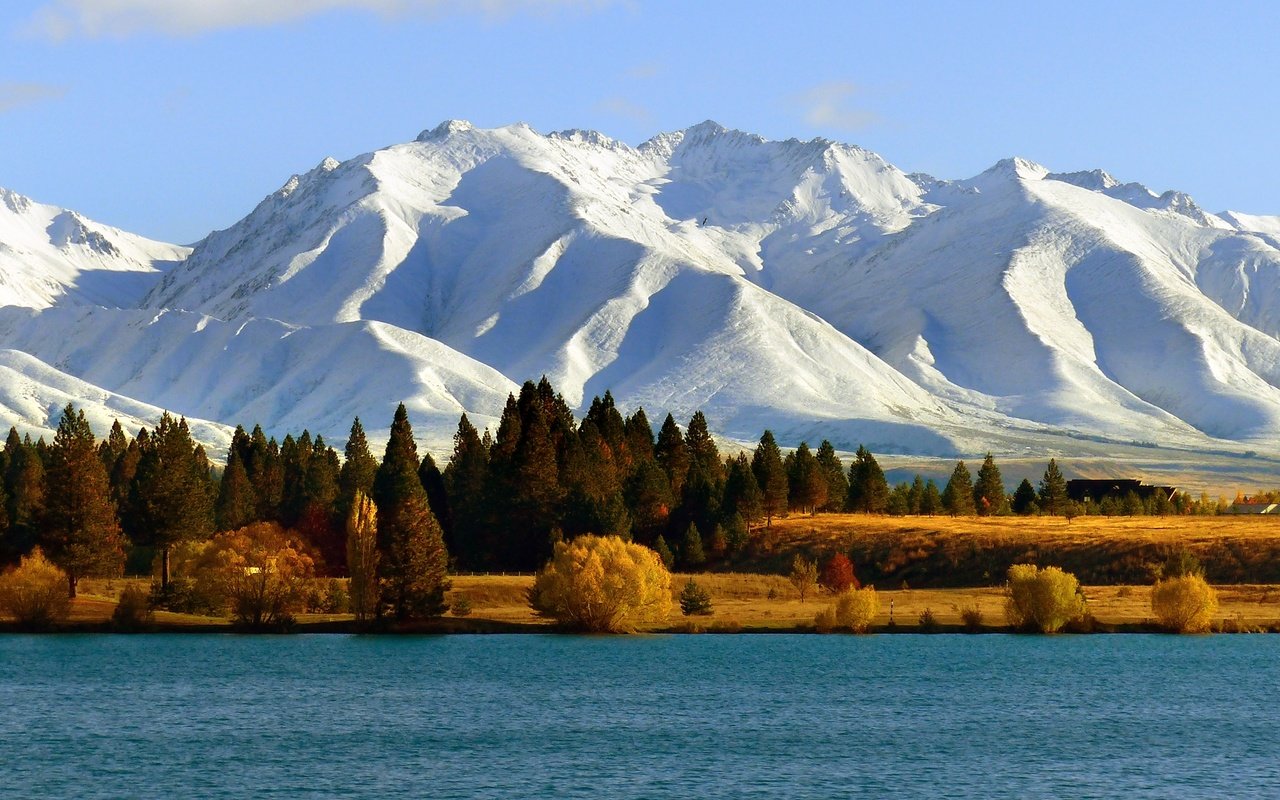 Обои деревья, озеро, горы, снег, осень, горный хребет, trees, lake, mountains, snow, autumn, mountain range разрешение 2400x1344 Загрузить