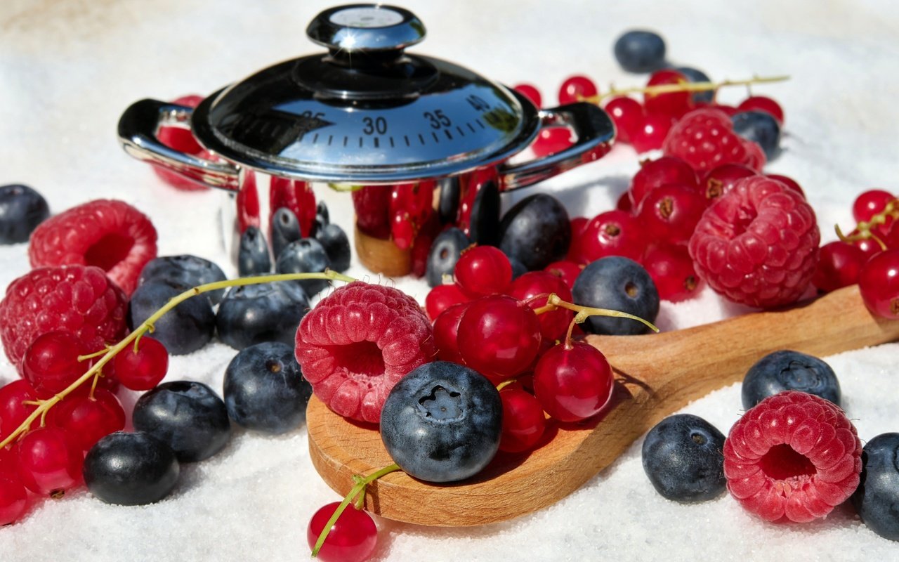 Обои малина, ягоды, черника, красная смородина, ложка, голубика, raspberry, berries, blueberries, red currant, spoon разрешение 4896x3184 Загрузить