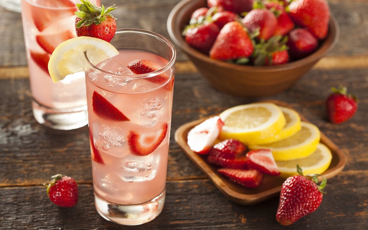 Обои напиток, клубника, лёд, лимон, ягоды, стакан, лимонад, drink, strawberry, ice, lemon, berries, glass, lemonade разрешение 2508x1672 Загрузить