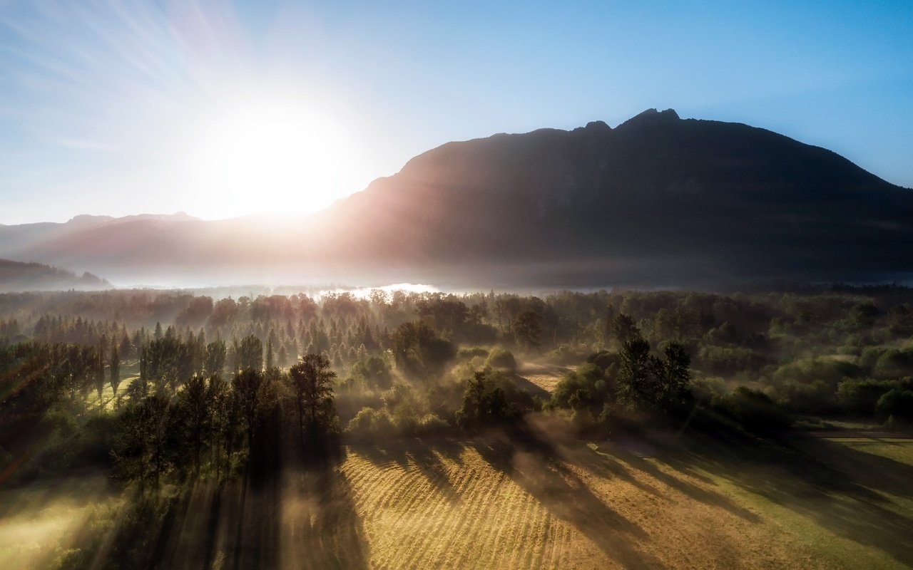 Обои свет, река, горы, природа, лес, утро, туман, рассвет, light, river, mountains, nature, forest, morning, fog, dawn разрешение 2560x1600 Загрузить