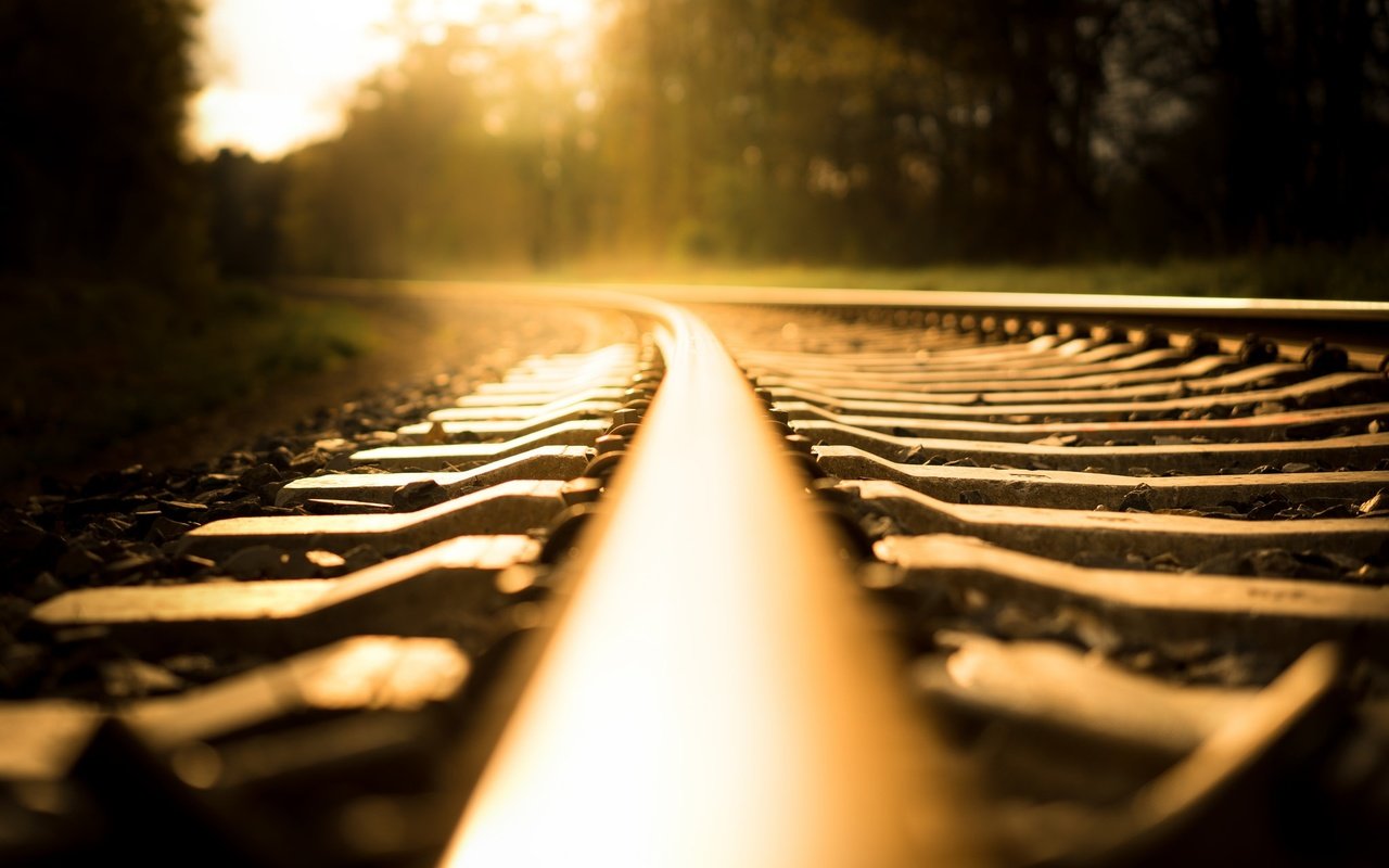 Обои свет, железная дорога, рельсы, фон, light, railroad, rails, background разрешение 2048x1329 Загрузить