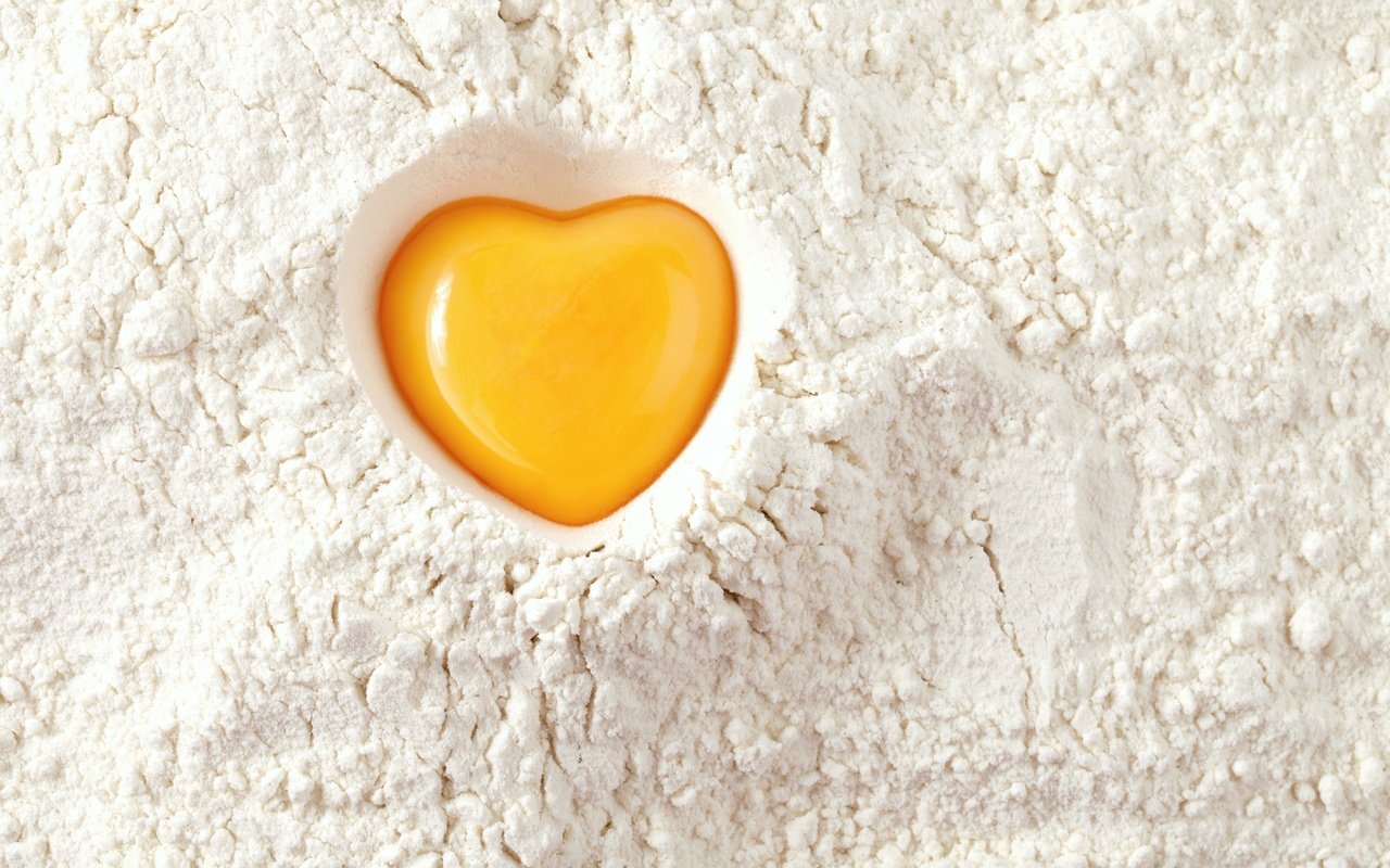 Обои текстура, фон, сердечко, яйцо, мука, желток, texture, background, heart, egg, flour, the yolk разрешение 3840x2560 Загрузить