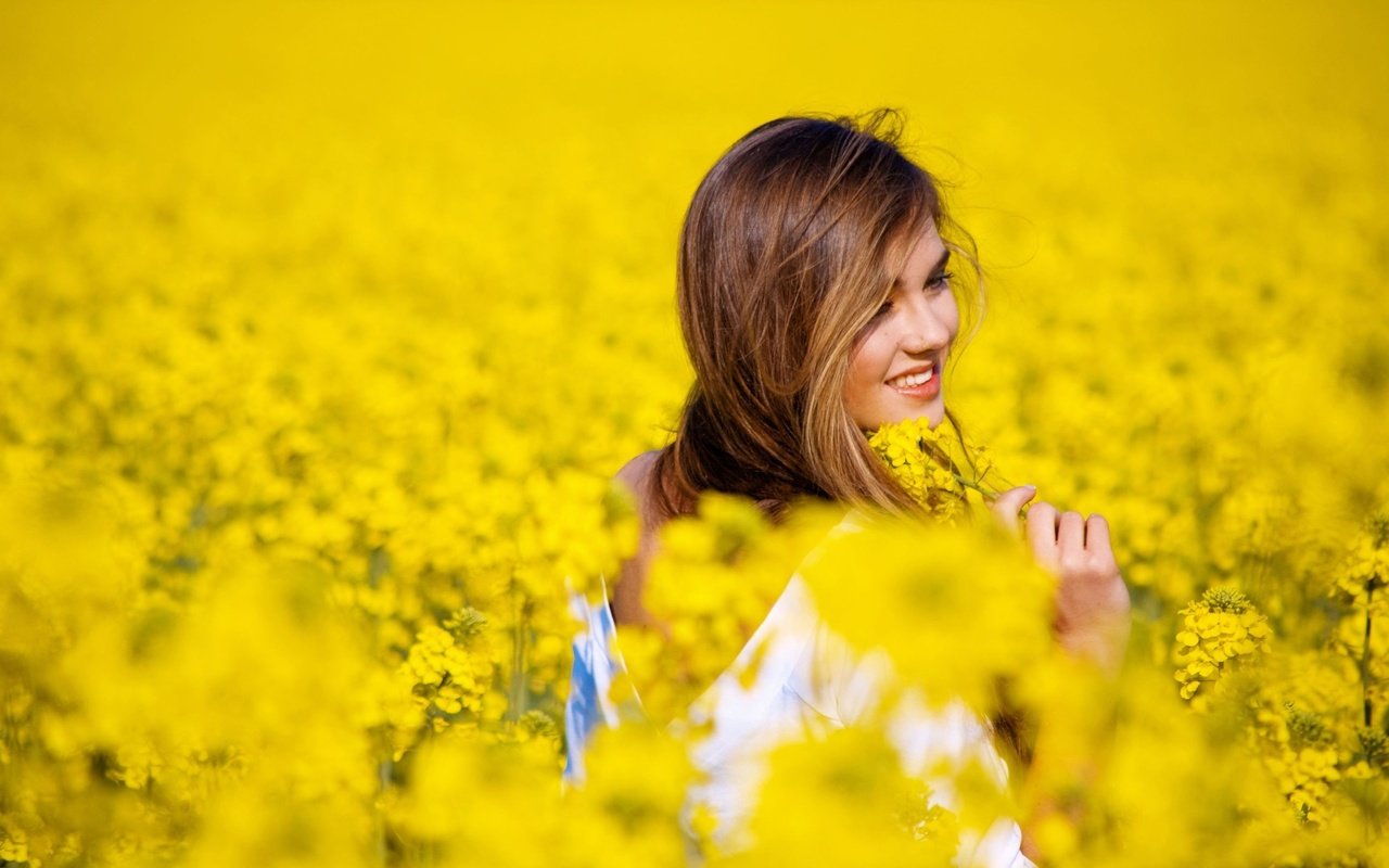 Обои цветы, девушка, улыбка, поле, настроения, flowers, girl, smile, field, mood разрешение 2560x1440 Загрузить