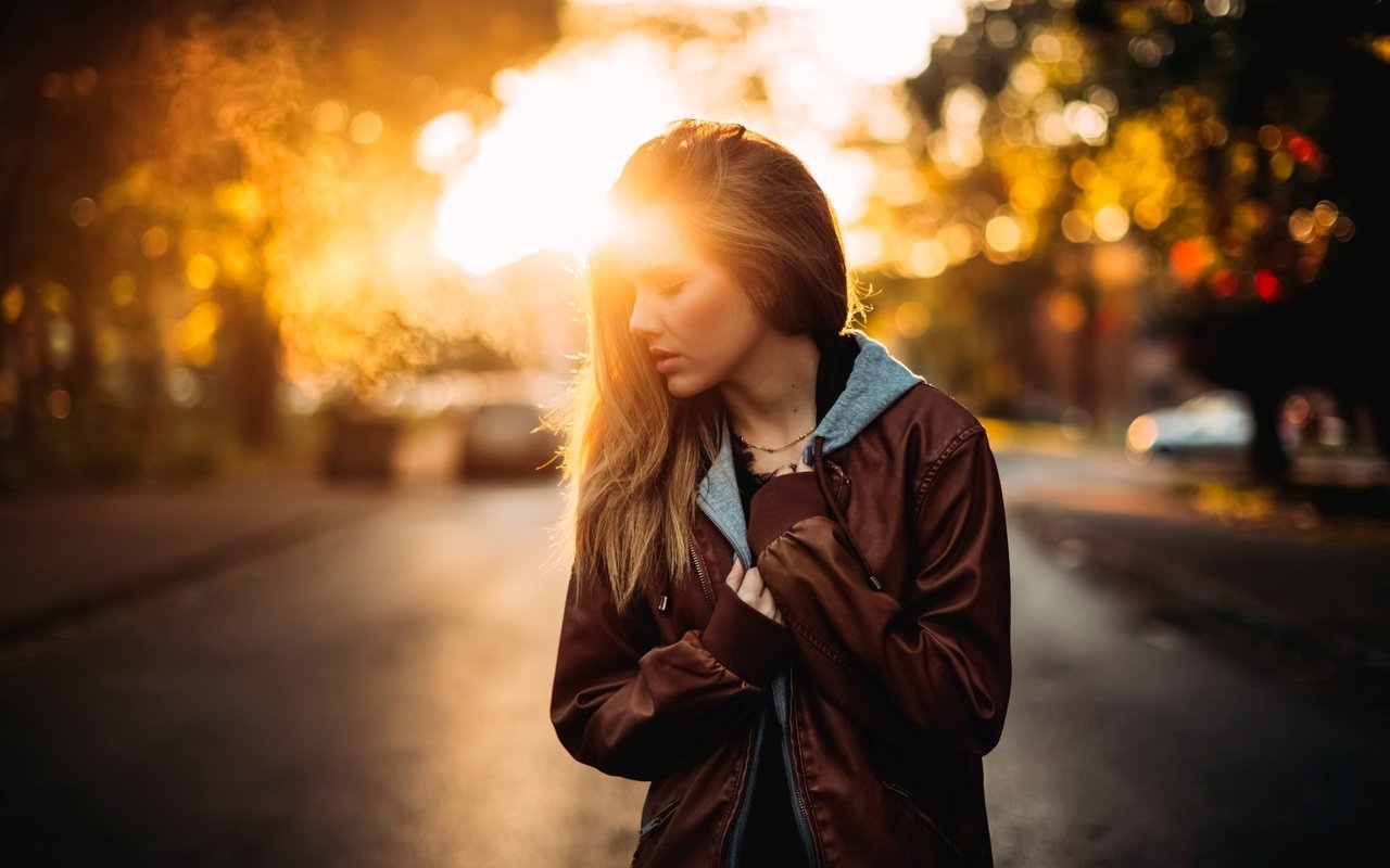 Обои дорога, девушка, взгляд, волосы, лицо, куртка, road, girl, look, hair, face, jacket разрешение 2560x1440 Загрузить