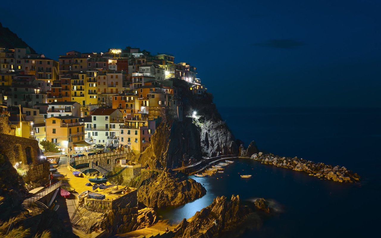 Обои ночь, огни, город, италия, манарола, etienne ruff, night, lights, the city, italy, manarola разрешение 1920x1200 Загрузить