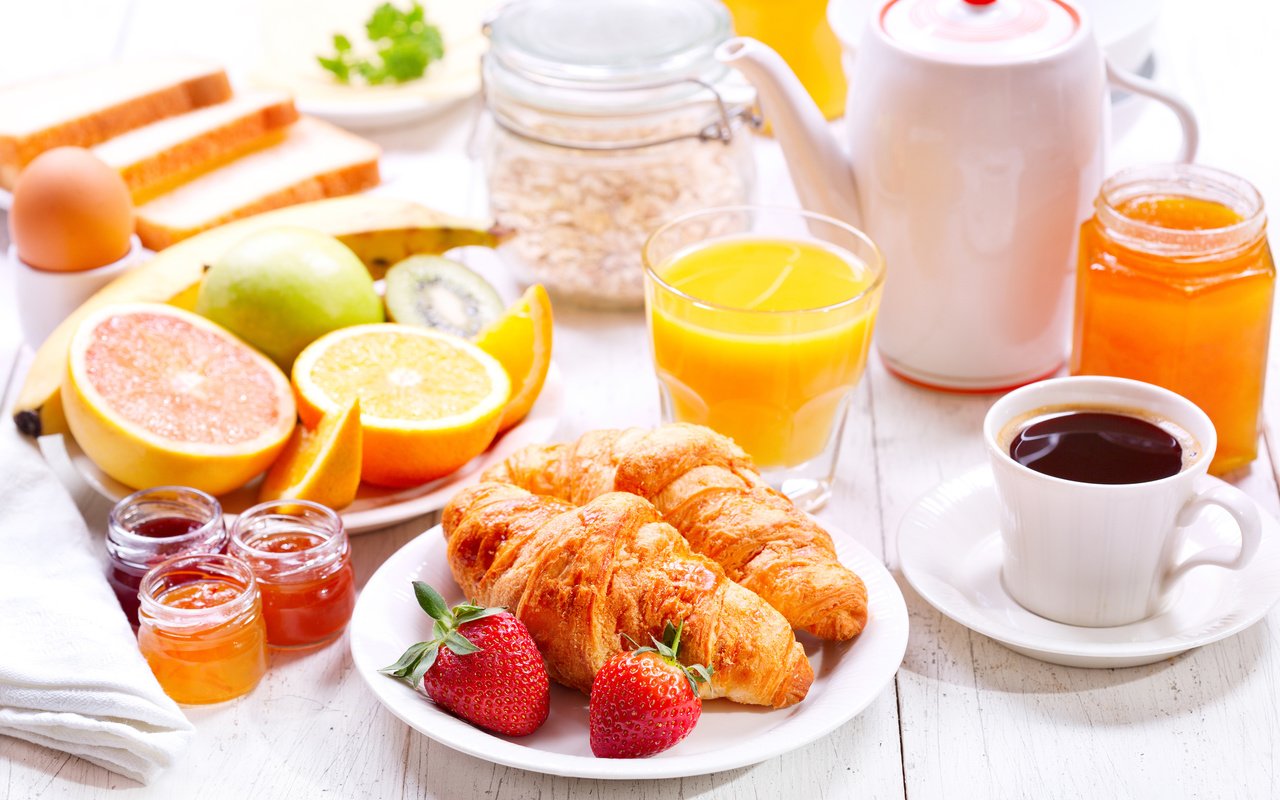 Обои фрукты, клубника, кофе, завтрак, сок, круассаны, fruit, strawberry, coffee, breakfast, juice, croissants разрешение 3840x2400 Загрузить