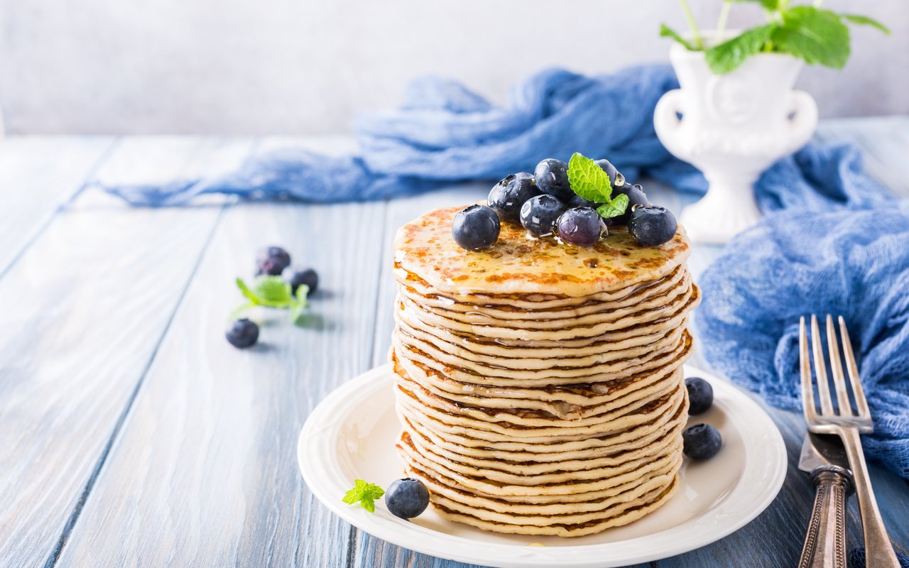 Обои черника, завтрак, мед, блины, blueberries, breakfast, honey, pancakes разрешение 5626x3751 Загрузить