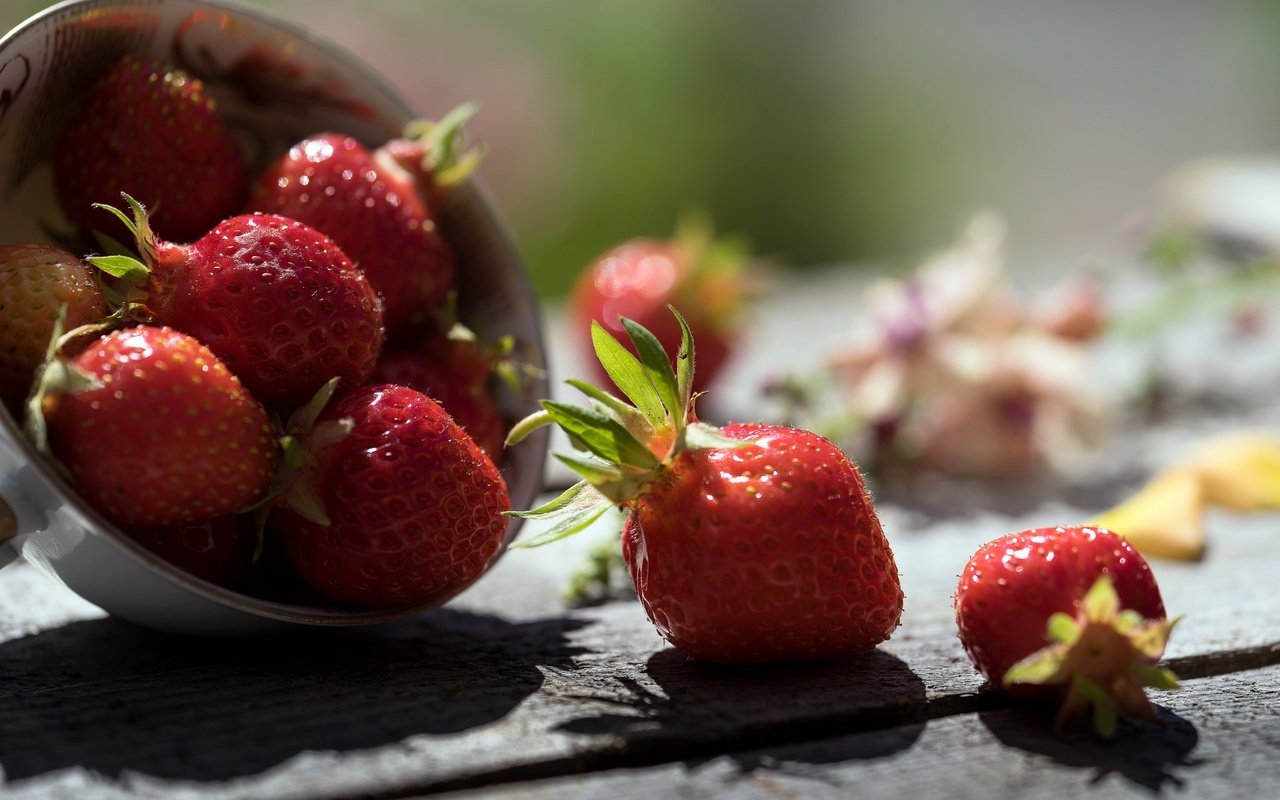 Обои клубника, тень, ягоды, деревянная поверхность, strawberry, shadow, berries, wooden surface разрешение 2048x1332 Загрузить