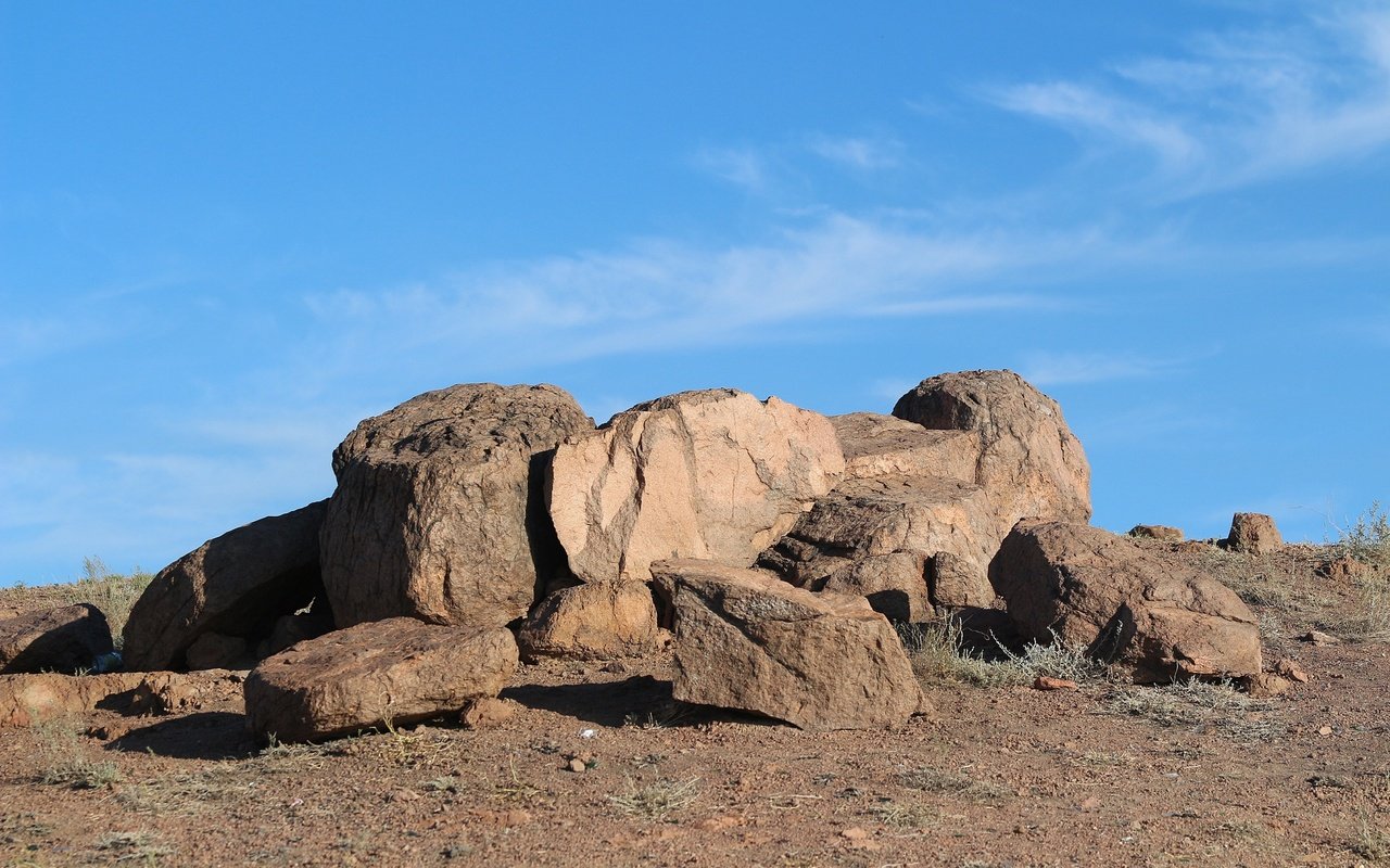 Обои небо, камни, степь, булыжники, the sky, stones, the steppe разрешение 1920x1280 Загрузить