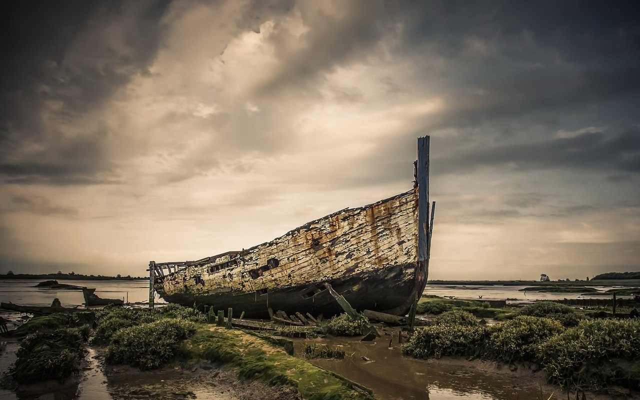 Обои небо, облака, озеро, берег, тучи, лодка, the sky, clouds, lake, shore, boat разрешение 2048x1082 Загрузить