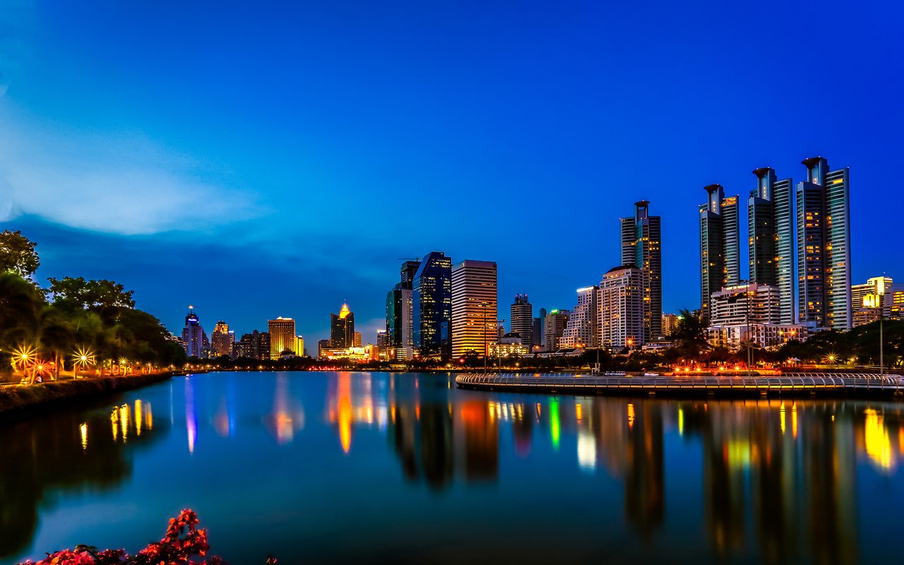 Обои ночь, огни, отражение, город, таиланд, бангкок, night, lights, reflection, the city, thailand, bangkok разрешение 3840x2560 Загрузить