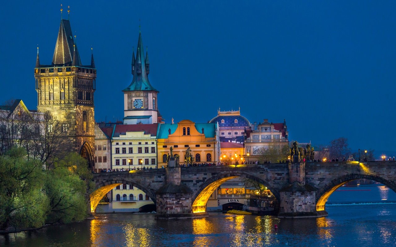 Обои огни, вечер, река, мост, дома, прага, карлов мост, чехия, lights, the evening, river, bridge, home, prague, charles bridge, czech republic разрешение 2700x1730 Загрузить