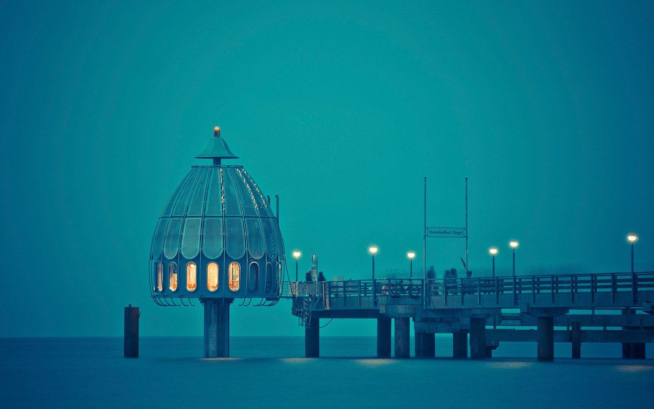 Обои свет, фонари, закат, море, люди, причал, купол, light, lights, sunset, sea, people, pier, the dome разрешение 1920x1080 Загрузить
