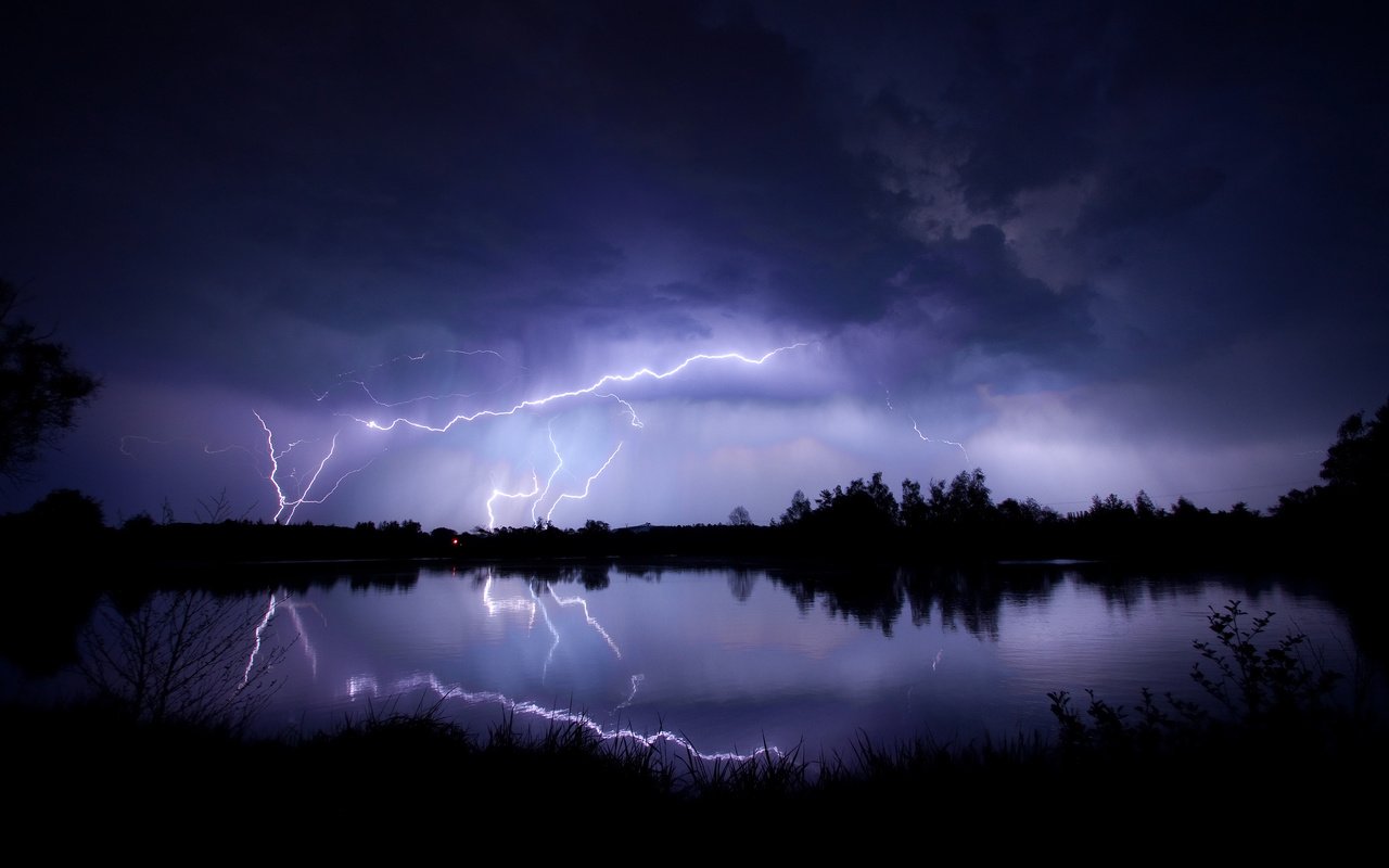 Обои небо, вечер, озеро, тучи, отражение, молния, молнии, гроза, the sky, the evening, lake, clouds, reflection, lightning, zipper, the storm разрешение 2560x1700 Загрузить