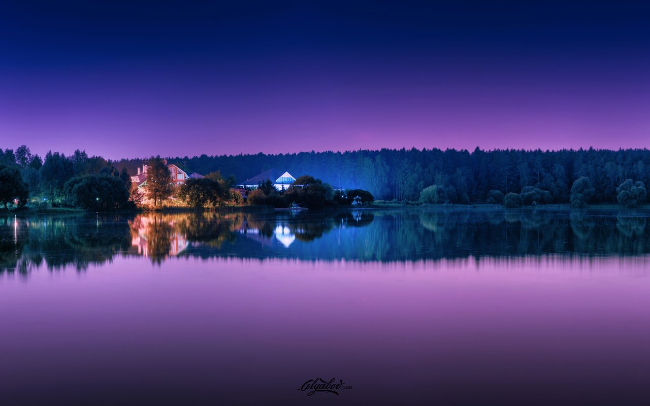 Обои небо, деревья, озеро, лес, отражение, дома, the sky, trees, lake, forest, reflection, home разрешение 6000x3375 Загрузить