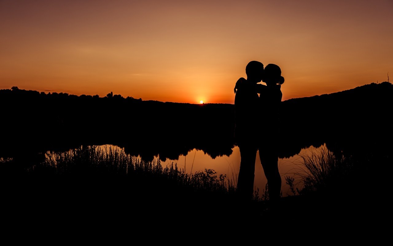 Обои закат, романтика, пара, поцелуй, sunset, romance, pair, kiss разрешение 6824x4912 Загрузить