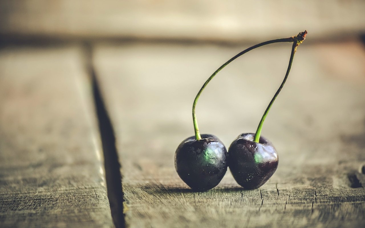 Обои ягоды, вишня, деревянная поверхность, berries, cherry, wooden surface разрешение 2048x1365 Загрузить