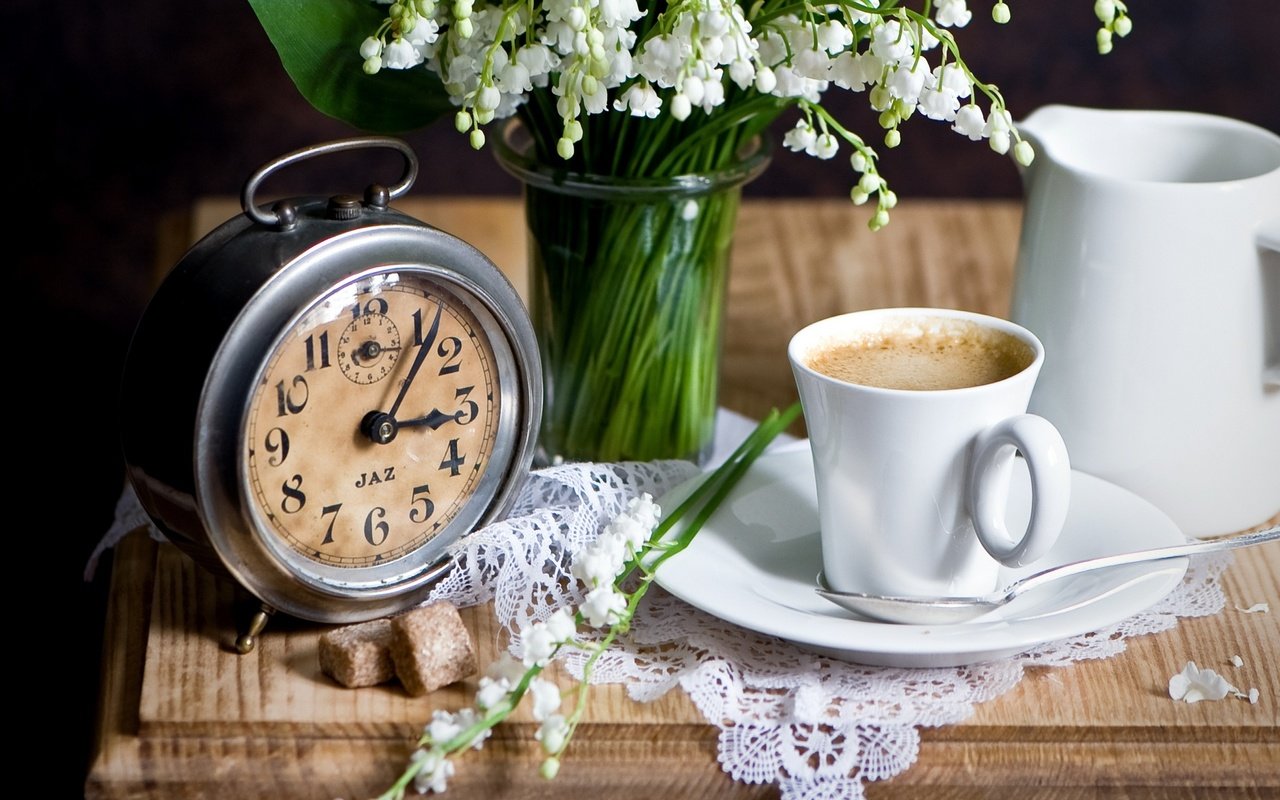 Обои цветы, кофе, часы, ландыши, букет, чашка, салфетка, будильник, flowers, coffee, watch, lilies of the valley, bouquet, cup, napkin, alarm clock разрешение 2048x1145 Загрузить