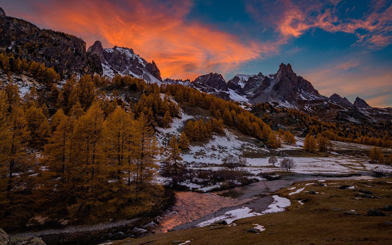 Обои деревья, река, горы, снег, осень, франция, альпы, trees, river, mountains, snow, autumn, france, alps разрешение 2048x1323 Загрузить