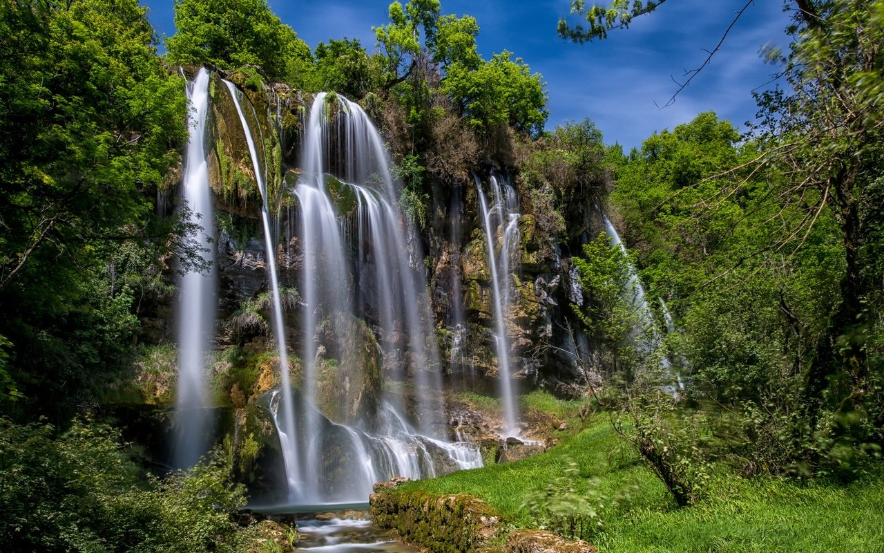 Обои деревья, brochaux waterfall, солнце, зелень, лес, скала, ручей, водопад, франция, trees, the sun, greens, forest, rock, stream, waterfall, france разрешение 3000x2000 Загрузить