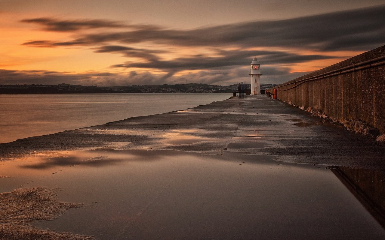 Обои небо, облака, море, маяк, англия, отлив, бриксхем, the sky, clouds, sea, lighthouse, england, tide, brixham разрешение 2048x1246 Загрузить