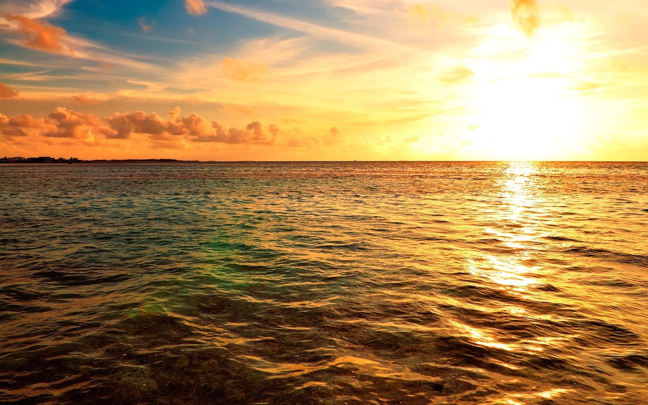 Обои небо, облака, солнце, море, горизонт, рассвет, побережье, мальдивы, the sky, clouds, the sun, sea, horizon, dawn, coast, the maldives разрешение 3012x2000 Загрузить